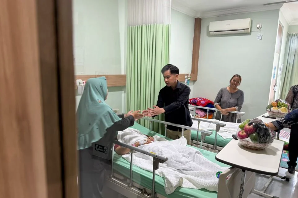 Wakil_Presiden_Gibran_Rakabuming_Raka_saat_mengunjungi_korban_ke-2026_09_11-17_26_23_d75b5b7f7ad8437f62a5213fa18db36d_960x640_thumb
