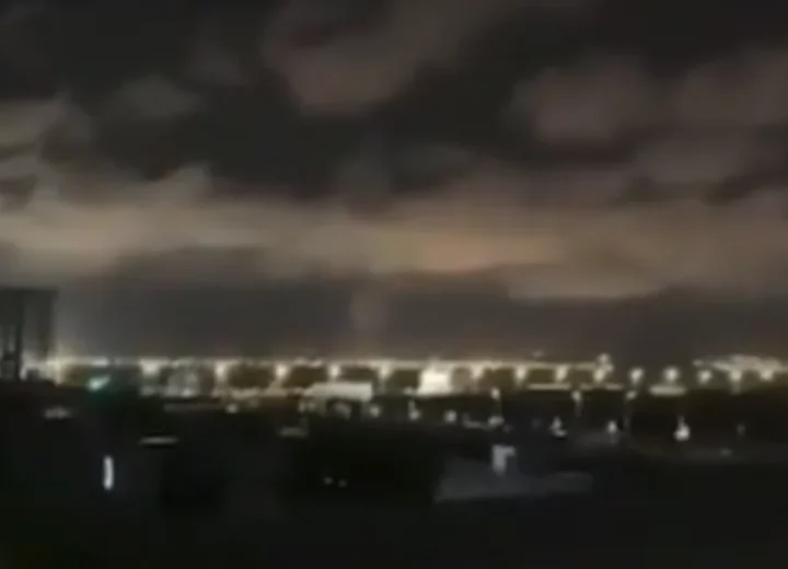 Cuplikan_yang_disebut_serangan_Houthi_ke_bandara_di_Arab_Saudi-2026_10_08-09_19_37_1e6cb61e998efe542e5eb9e8ca4aace0_960x640_thumb