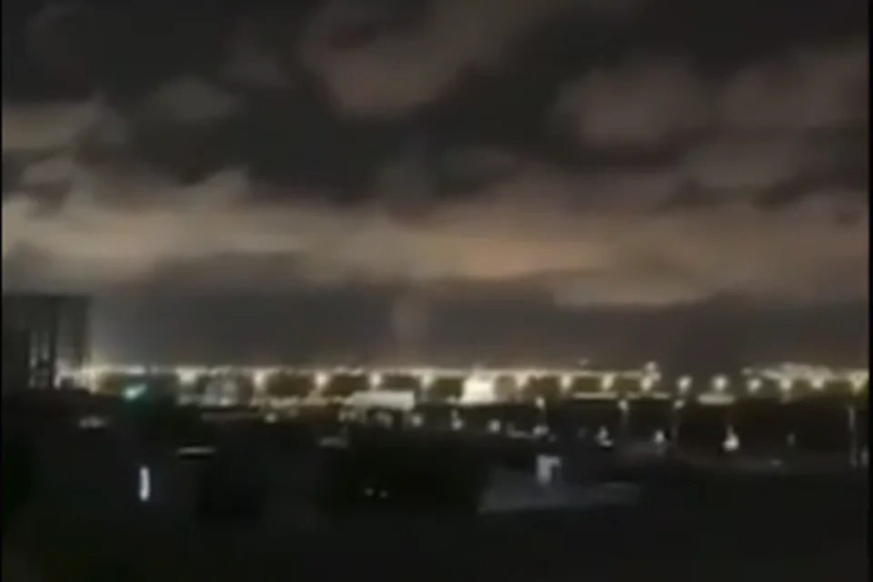 Cuplikan_yang_disebut_serangan_Houthi_ke_bandara_di_Arab_Saudi-2026_10_08-09_19_37_1e6cb61e998efe542e5eb9e8ca4aace0_960x640_thumb