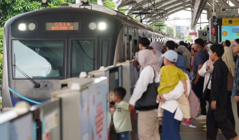 Special Plan: [Foto] HUT Jakarta ke-499, Naik TransJakarta, MRT, LRT Hanya Rp 1