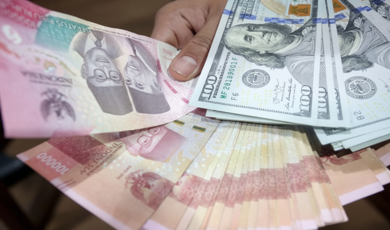 Rupiah Dibuka Melemah – Dipicu Prospek Suku Bunga Tinggi di AS