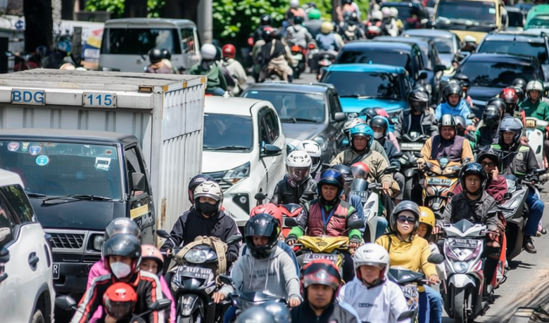 Solution For: Polusi Udara di Bandung Terburuk Pagi Ini, Warga Diimbau Pakai Masker