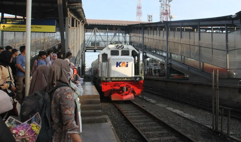 Topics Covered: DPR Usul Kemenhub Lepas Operasional Kereta ke PT KAI, Fokus Bangun Jalur Baru