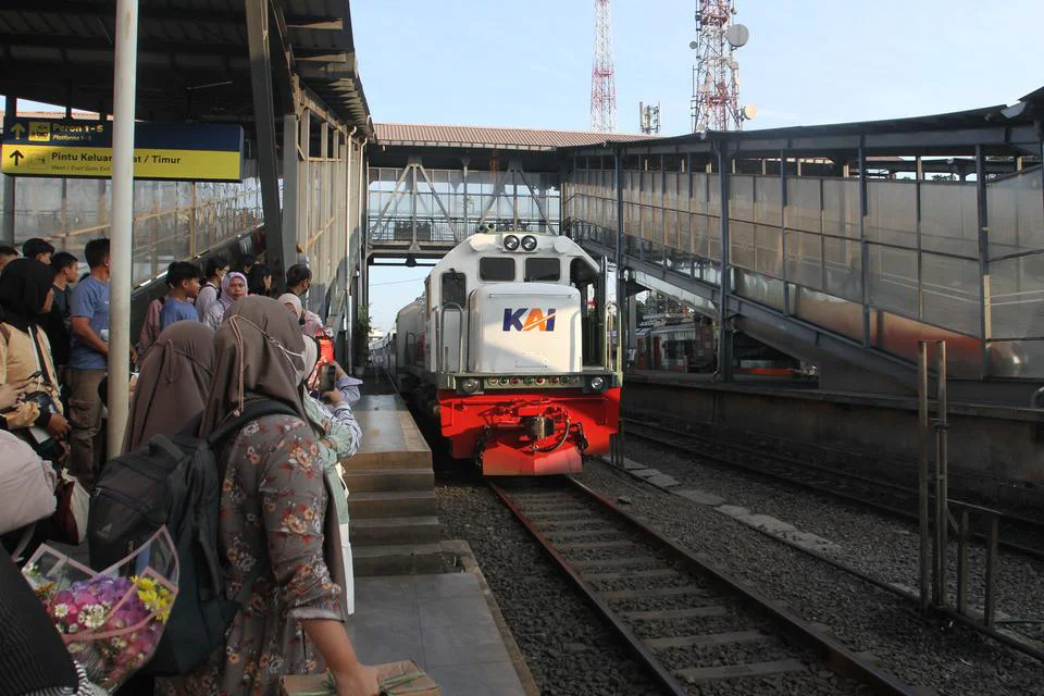Topics Covered: DPR Usul Kemenhub Lepas Operasional Kereta ke PT KAI, Fokus Bangun Jalur Baru