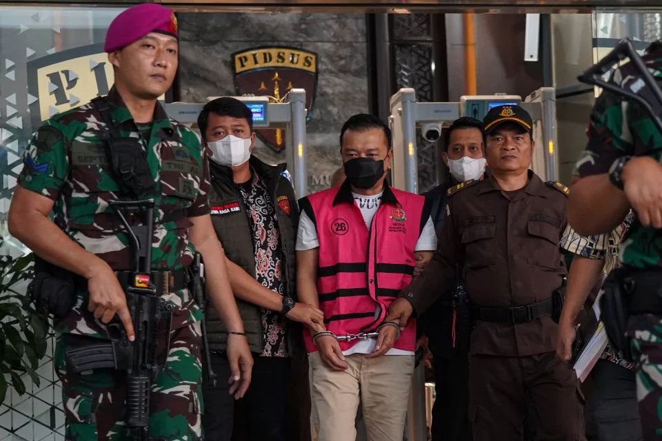 [Foto] Potret Don Ritto dan Barang Bukti Kasus TPPU yang Diserahkan ke Kejagung
