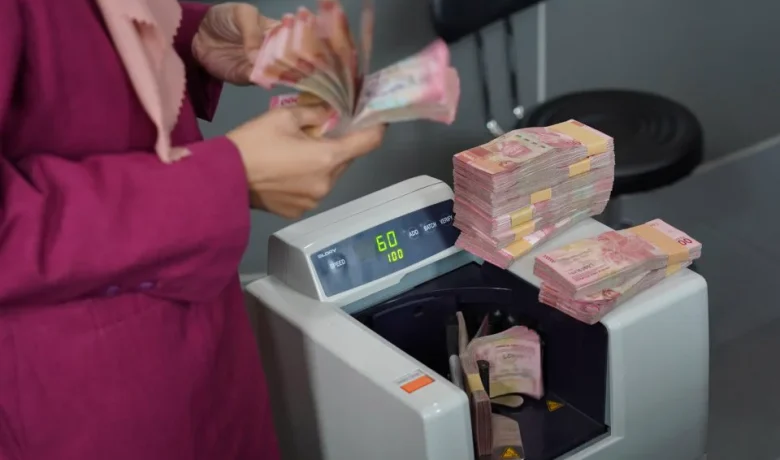 Topics Covered: Rupiah Loyo Lagi, Dolar AS Dekati Rp 18.100
