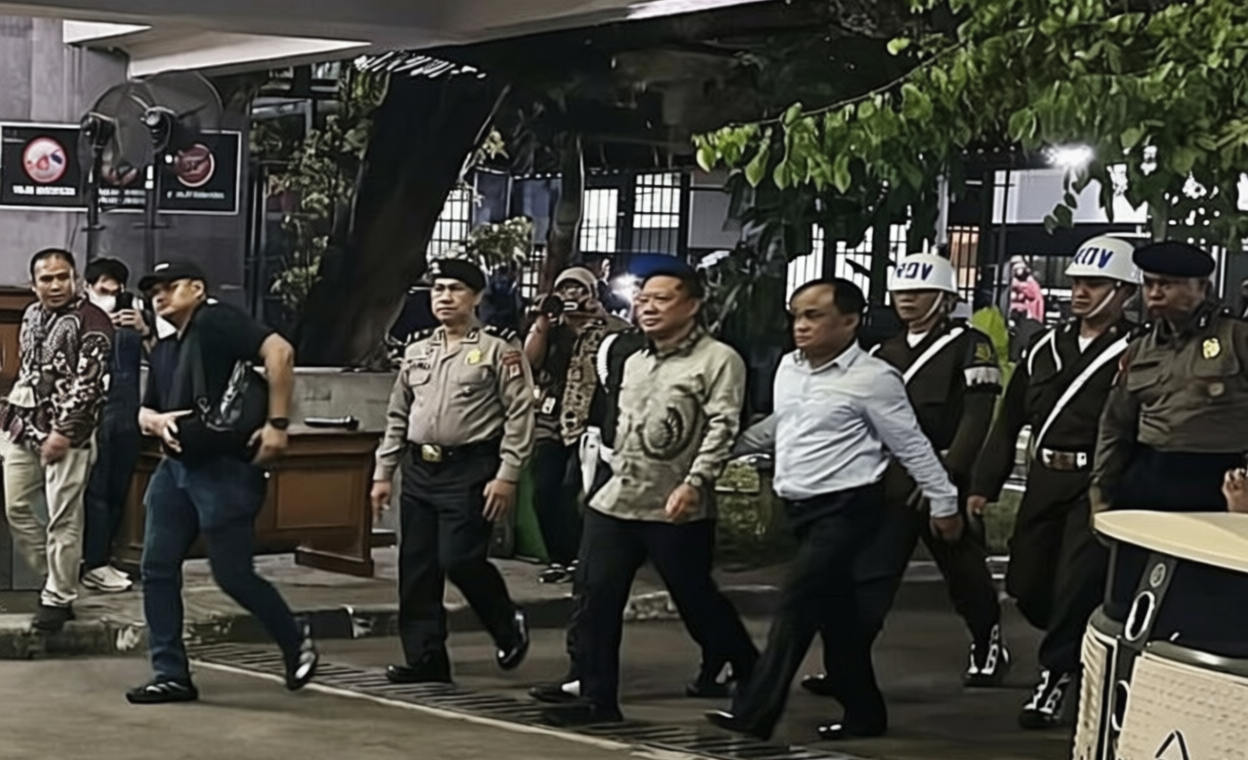 Kejagung soal Eks Jampidsus Febrie Tidak Pakai Rompi Pink: Sudah Malam