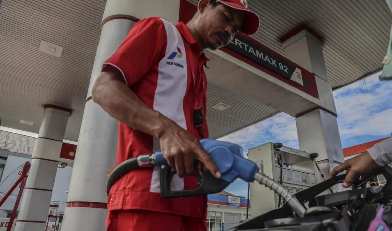 Antrean Panjang Mengular di SPBU Palu Imbas Distribusi BBM Terhambat