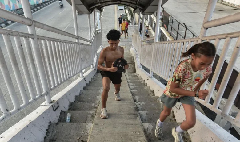 Kementerian PU Bahas Nasib Jembatan Penyeberangan di DPR yang Tak Punya Tangga