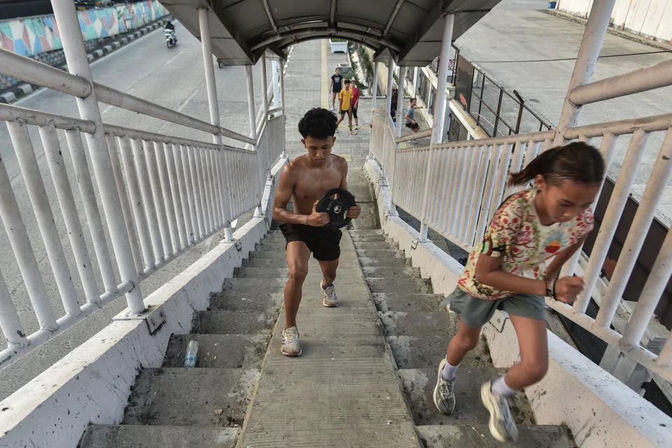 Kementerian PU Bahas Nasib Jembatan Penyeberangan di DPR yang Tak Punya Tangga
