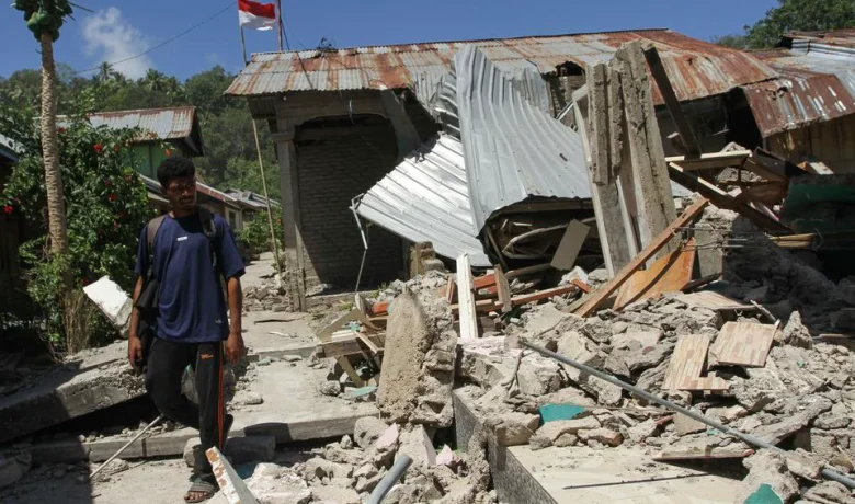 Gibran Tinjau Posko Pengungsi Gempa NTT, Beri Peralatan Bayi dan Trauma Healing