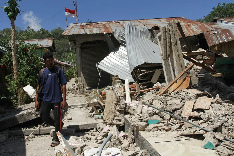 Gibran Tinjau Posko Pengungsi Gempa NTT, Beri Peralatan Bayi dan Trauma Healing