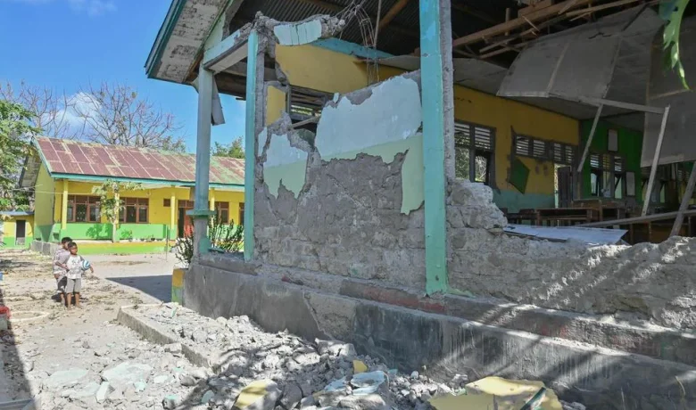 Mendikdasmen Tinjau Sekolah Terdampak Gempa NTT, Siapkan Dana Revitalisasi
