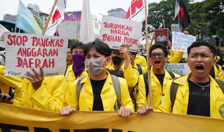 [Foto] BEM UI Gelar Demo Tuntut Turunkan Harga Bahan Pokok dan Perbaikan Negara