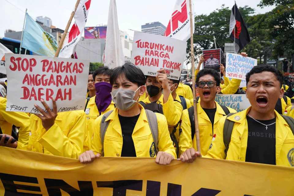 [Foto] BEM UI Gelar Demo Tuntut Turunkan Harga Bahan Pokok dan Perbaikan Negara