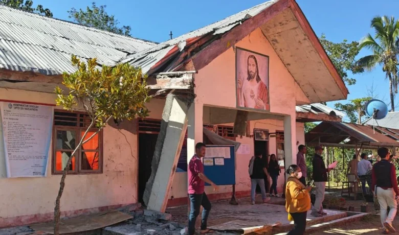 Potret Sekolah di NTT Usai Gempa, Kelas Retak dan Siswa Belajar di Tenda