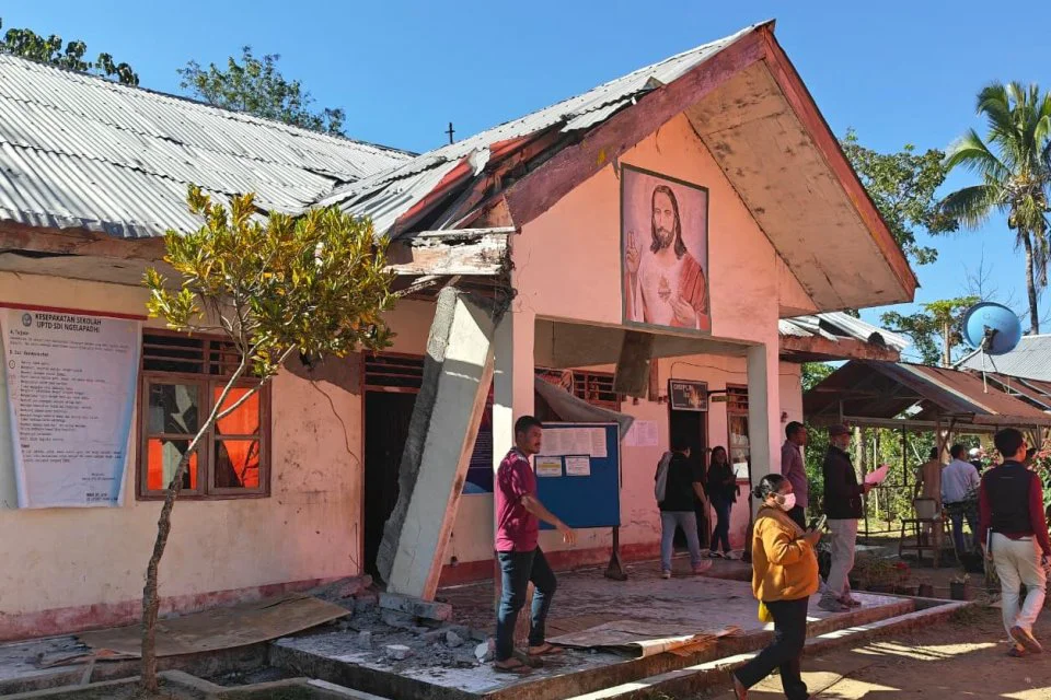 Potret Sekolah di NTT Usai Gempa, Kelas Retak dan Siswa Belajar di Tenda