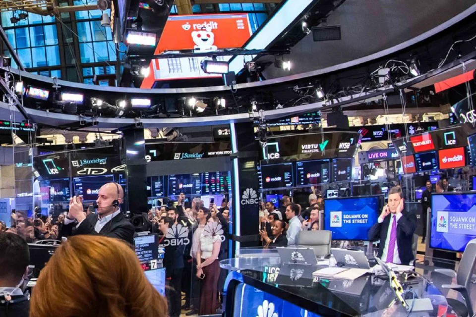 Wall Street Ditutup Bervariasi, Dow Jones Naik Berkat Lonjakan Saham Nvidia