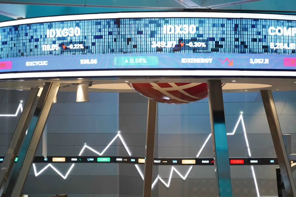 IHSG Ditutup di 6.525 Akhir Pekan, Saham BUMI, TPIA, BBCA, DSSA Diburu Investor
