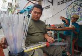 [Foto] Sulap Botol Plastik Bekas Jadi Sapu Lidi Bernilai Ekonomi