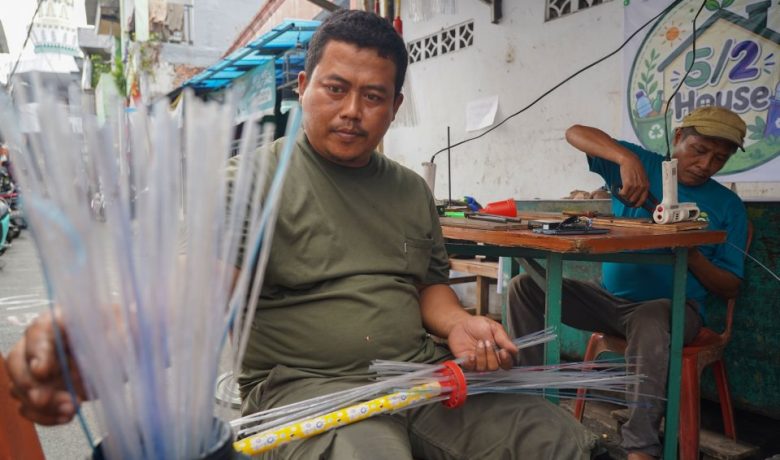 [Foto] Sulap Botol Plastik Bekas Jadi Sapu Lidi Bernilai Ekonomi