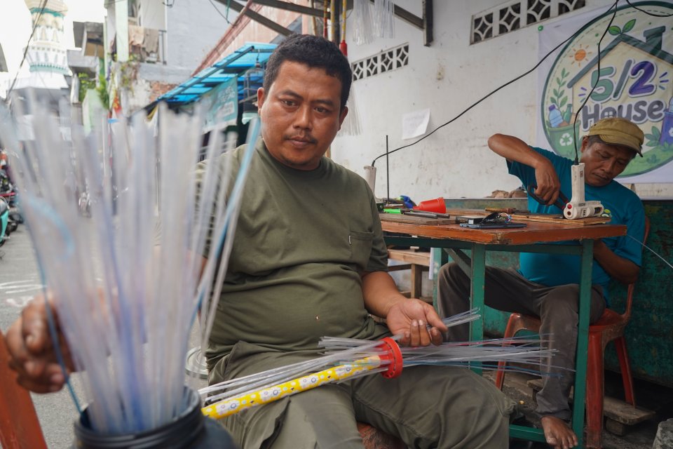 [Foto] Sulap Botol Plastik Bekas Jadi Sapu Lidi Bernilai Ekonomi
