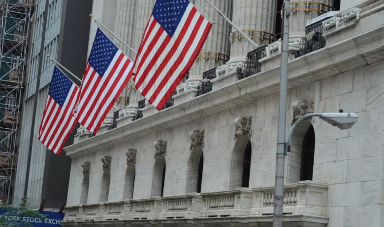 Wall Street Turun, Investor Pantau Negosiasi Selat Hormuz