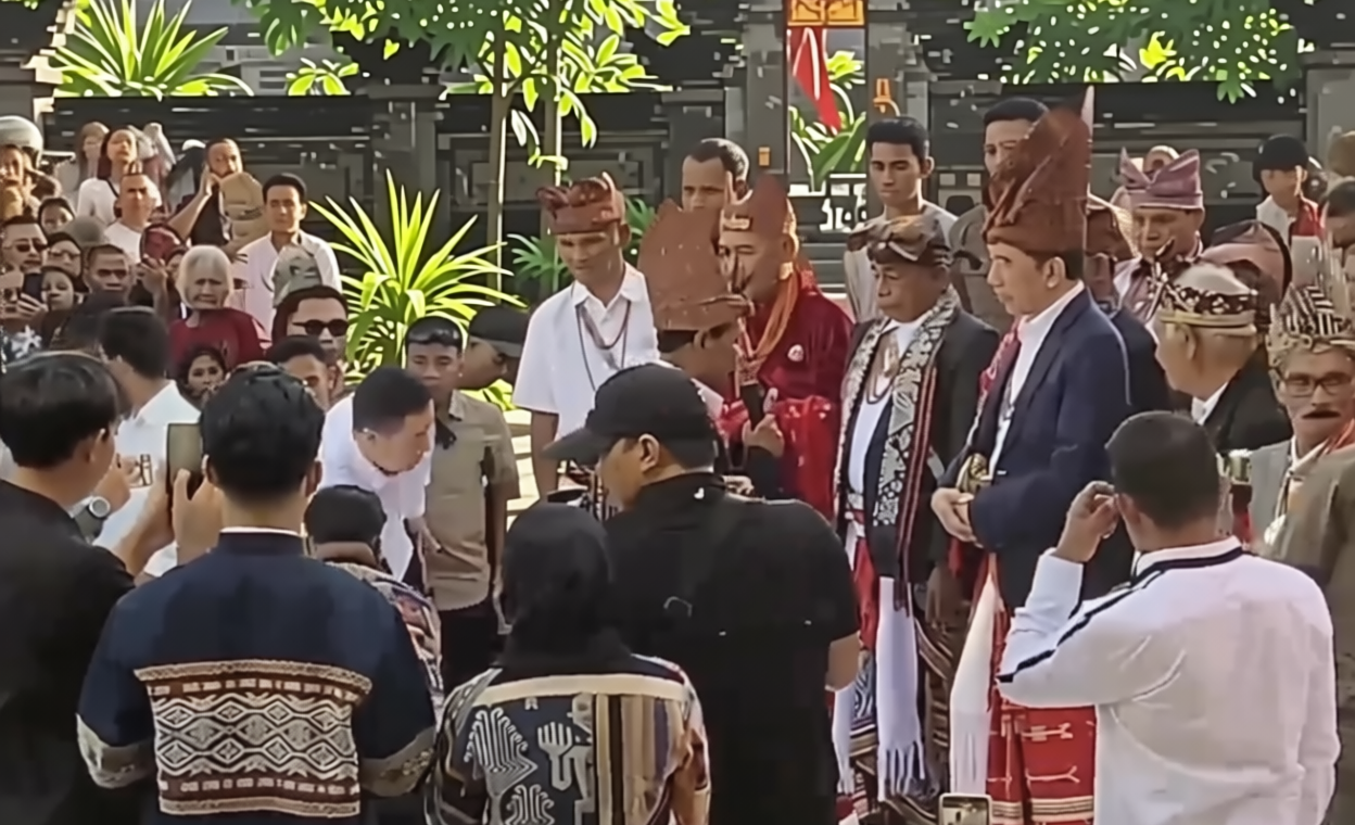 Jokowi Dinobatkan Jadi Sesepuh Raja-Raja Timor
