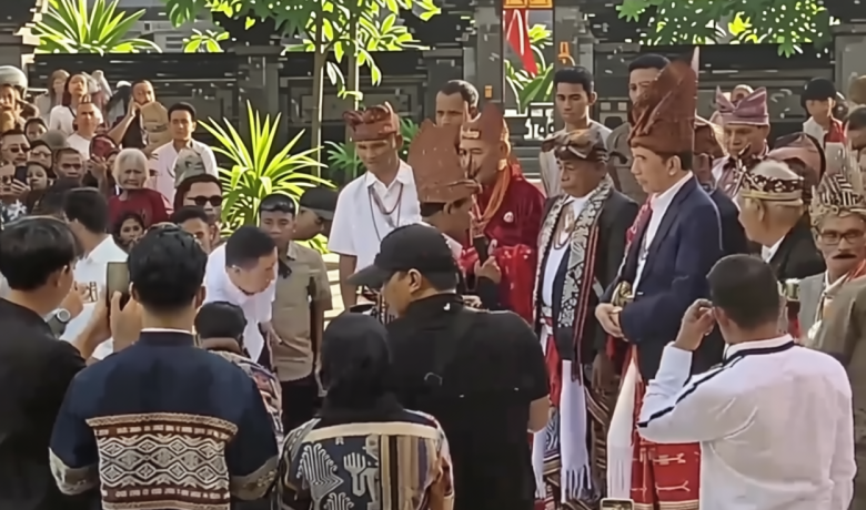 Jokowi Dinobatkan Jadi Sesepuh Raja-Raja Timor