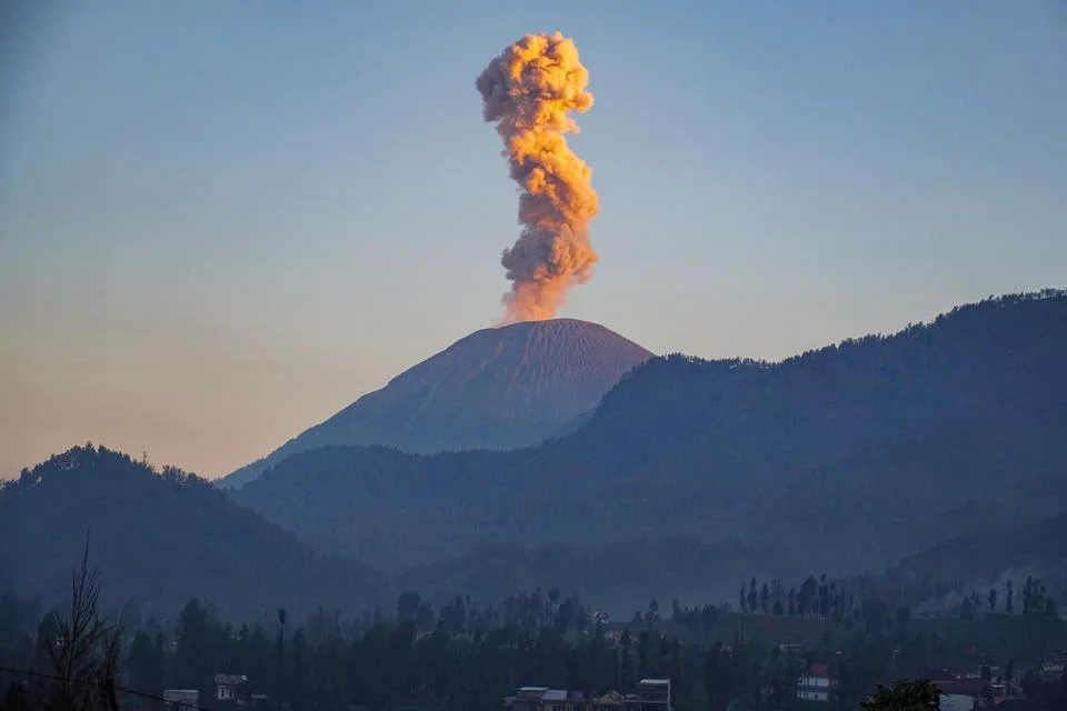 Gunung Anak Krakatau, Ibu, Semeru, Ili Lewotolok Kompak Erupsi, Apa Penyebabnya?
