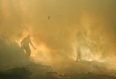 Karhutla Kawah Ijen Mulai Berkurang, Pemadaman Masih Dilakukan dari Udara