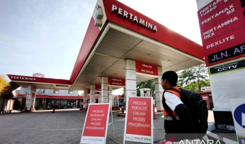 Warga Makassar Antre BBM Sejak Subuh karena Langka, Sudah Terjadi Dua Bulan