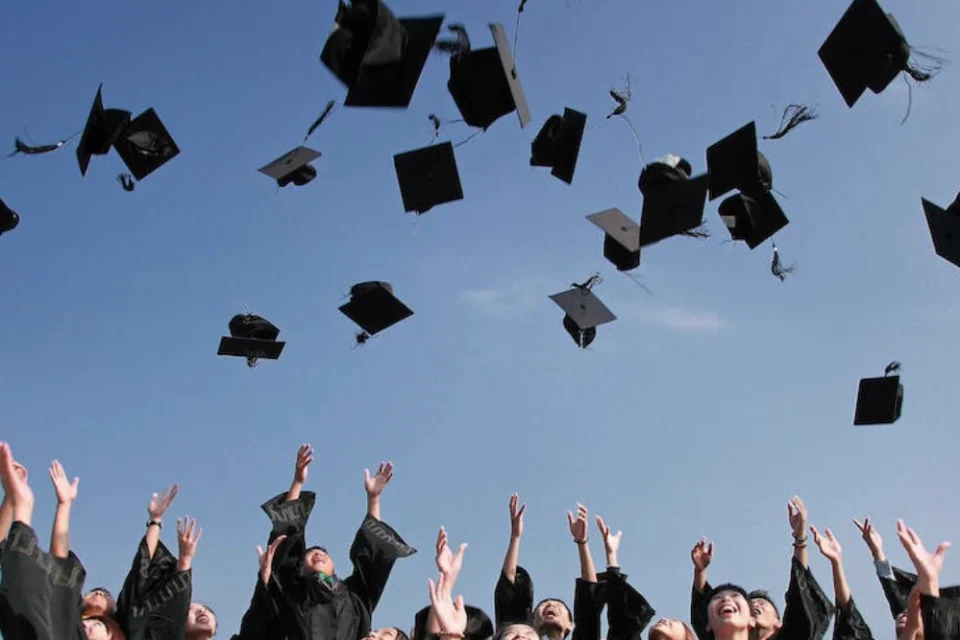 Ucapan_Selamat_Wisuda_Simple-2023_11_15-12_08_59_ffdb5d06a09eec9fd2642bcf13e43f49_960x640_thumb